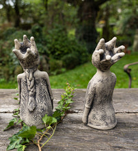 Lade das Bild in den Galerie-Viewer, Betonguss Kronenwächterinnen Florentine und Luise Gartenfiguren Alrabi
