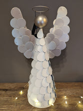 Lade das Bild in den Galerie-Viewer, Moderner metallischer Engel von Colmore mit Metallplättchen in weiß silber Lifestyle Wohndekoration Alrabi Metall &amp; Design Weihnachtsdeko
