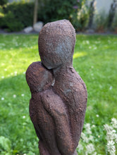 Lade das Bild in den Galerie-Viewer, Edles und modernes Paar - HANDMADE-Statue aus Steinguß mit Patina in Rostoptik (frostfest bis -30 Grad)
