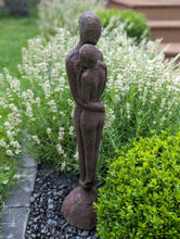 Lade das Bild in den Galerie-Viewer, Edles und modernes Paar - HANDMADE-Statue aus Steinguß mit Patina in Rostoptik (frostfest bis -30 Grad)
