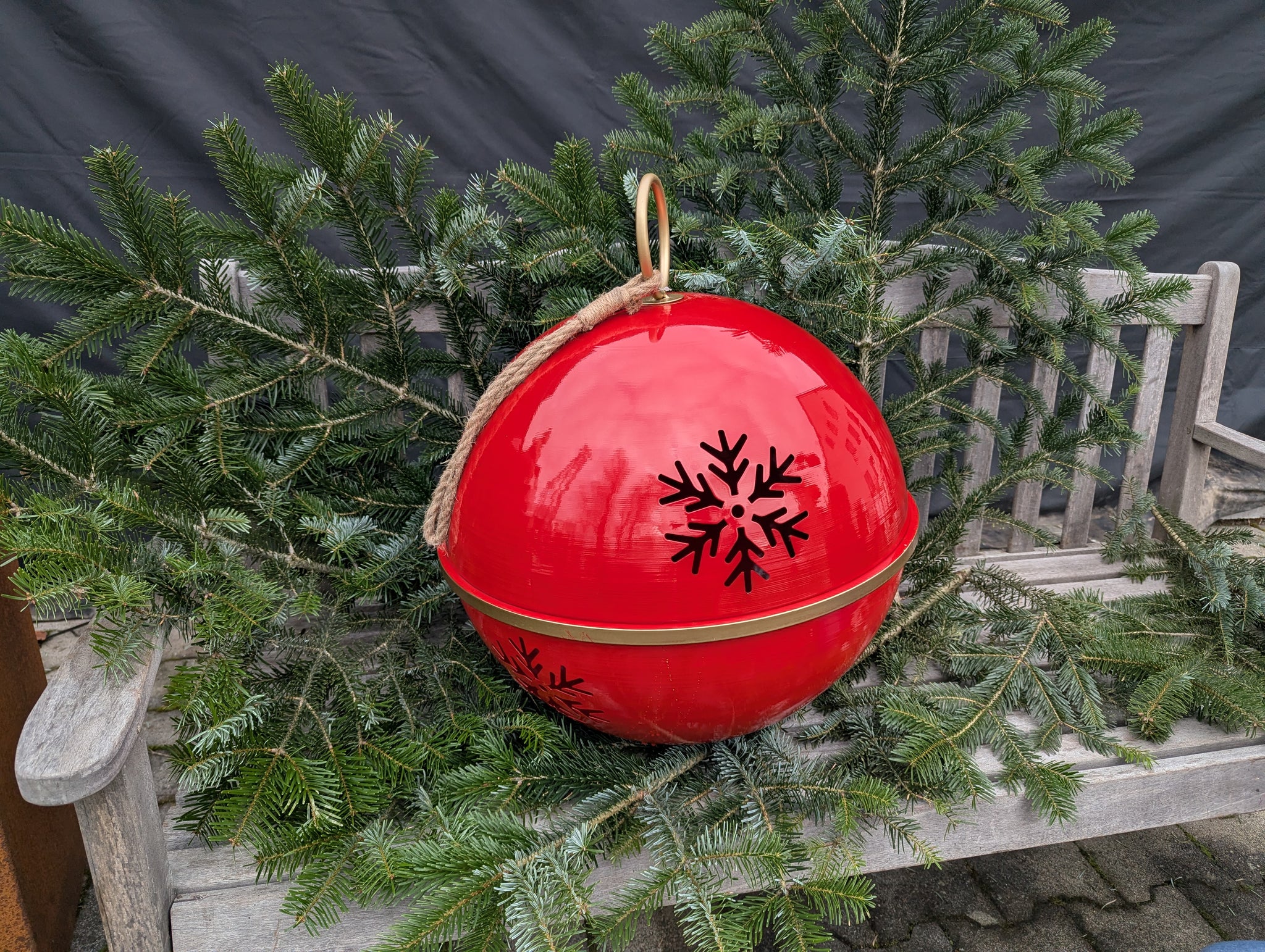 Wunderschöne und ausgefallene rote Weihnachtskugel/-glocke in XXL-Größe aus Metall am Band – ALRABI Metall & Design