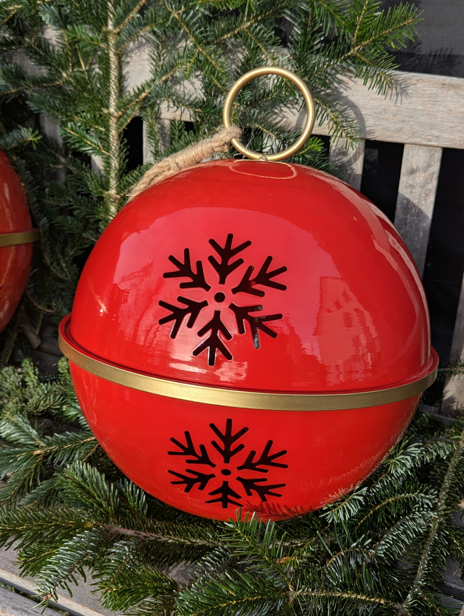 Wunderschöne und ausgefallene rote Weihnachtskugel/-glocke in XXL-Größe aus Metall am Band – ALRABI Metall & Design