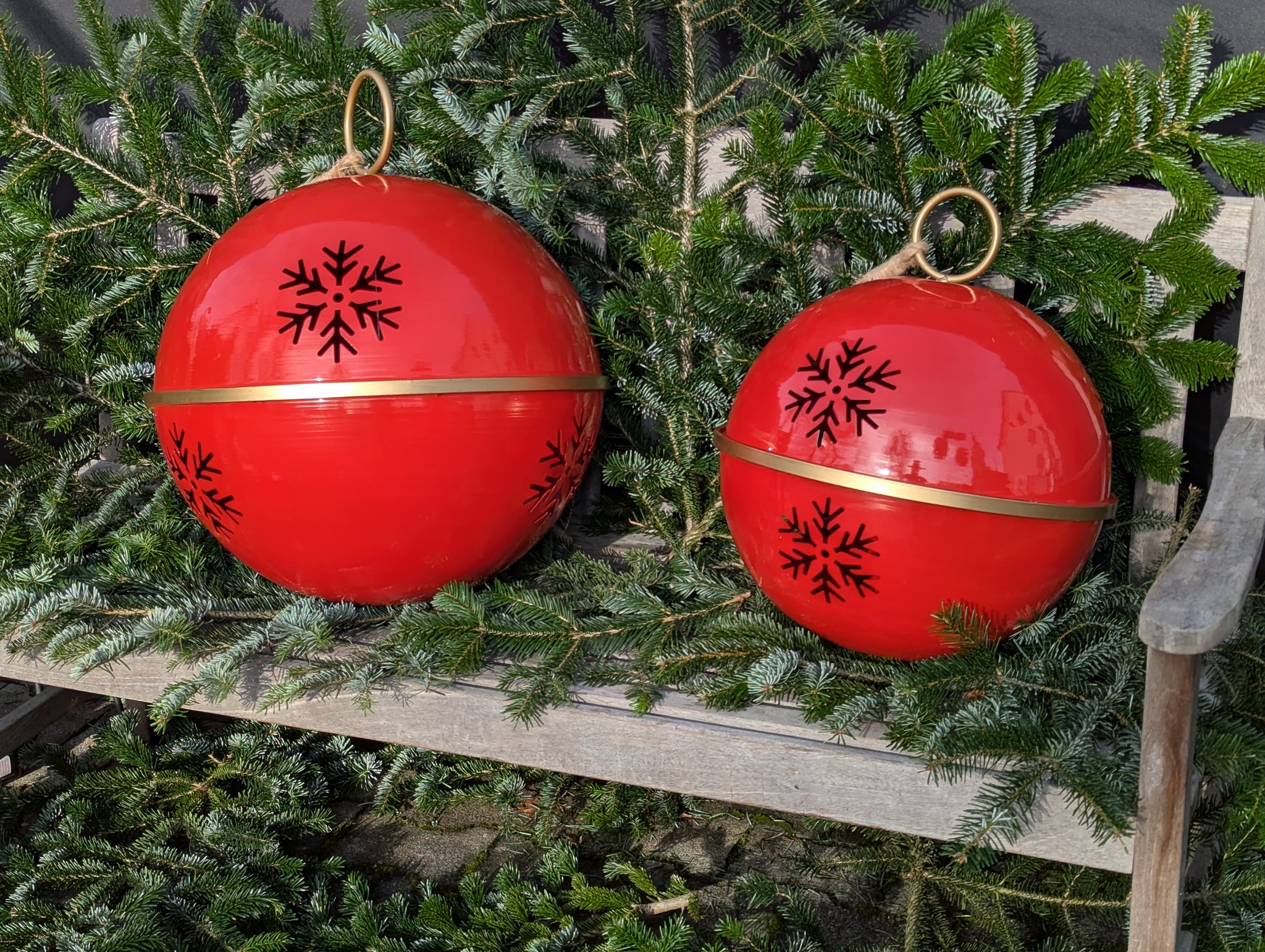 Wunderschöne und ausgefallene rote Weihnachtskugel/-glocke in XXL-Größe aus Metall am Band – ALRABI Metall & Design