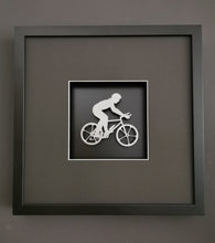 Lade das Bild in den Galerie-Viewer, 3D-Objektbilderrahmen (ca. 35 x 35 cm) mit Motiv &quot;Fahrradfahrer&quot;
