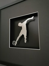 Lade das Bild in den Galerie-Viewer, 3D-Objektbilderrahmen (ca. 40 x 40 cm) mit Motiv &quot;Fußballer&quot;
