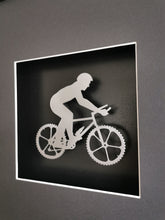 Lade das Bild in den Galerie-Viewer, 3D-Objektbilderrahmen (ca. 35 x 35 cm) mit Motiv &quot;Fahrradfahrer&quot;
