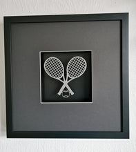 Lade das Bild in den Galerie-Viewer, 3D-Objektbilderrahmen (ca. 35 x 35 cm) mit Motiv &quot;Tennisschläger mit Ball&quot;

