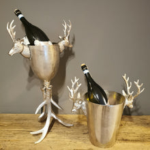 Lade das Bild in den Galerie-Viewer, Alpiner Flair: Stilvoller Champagnerkühler mit zwei großen Hirschköpfen in antiksilber
