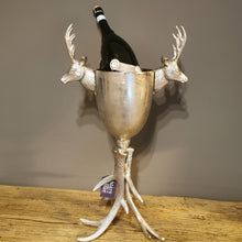 Lade das Bild in den Galerie-Viewer, Alpin Chic: Imposanter Champagnerkühler mit zwei großen Hirschköpfen und Geweihstandfuß in antiksilber
