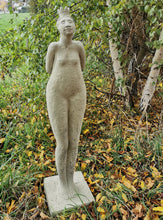 Lade das Bild in den Galerie-Viewer, &quot;Arrogante Dame mit Krone&quot; - HANDMADE-Statue aus Steinguß in drei Varianten im Naturton (frostfest -30 Grad)
