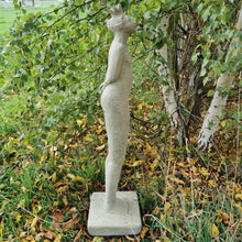 Lade das Bild in den Galerie-Viewer, &quot;Arrogante Dame mit Krone&quot; - HANDMADE-Statue aus Steinguss in drei Varianten im Naturton (frostfest -30 Grad)
