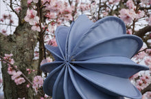 Lade das Bild in den Galerie-Viewer, Barlooon Robuster Lampion taubenblaugrau im Kirschbaum Proidee Gartenträume DWB online Alrabi
