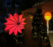 Lade das Bild in den Galerie-Viewer, Barlooon beleuchteter robuster Lampion zu Weihnachten in rot von Alrabi vor der Blumendeele in Störmede
