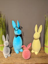 Lade das Bild in den Galerie-Viewer, Großer fröhlicher Hase in türkisblau mit Brille und Fliege
