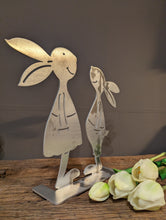 Lade das Bild in den Galerie-Viewer, Entspanntes Hasenpaar in Aluminium naturfarben für drinnen &amp; draußen
