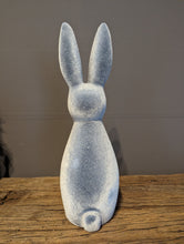Lade das Bild in den Galerie-Viewer, Fröhlicher Hase in grau für die Frühlingsdeko
