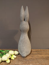 Lade das Bild in den Galerie-Viewer, Moderner geradliniger Hase in XXL-Größe  HANDMADE aus Steinguss, naturton (frostfest bis -30 Grad)
