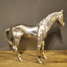 Lade das Bild in den Galerie-Viewer, Großes elegantes Pferd in antiksilbernem Aluminiumguß
