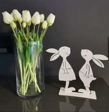 Lade das Bild in den Galerie-Viewer, Lustiges Hasenpaar in weiß aus Aluminium Osterdeko Frühlingsdeko Tulpen
