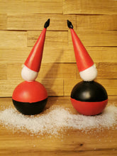 Lade das Bild in den Galerie-Viewer, Moderner lustiger Wichtel-Weihnachtsmann mit Knollennase in rot-schwarz in zwei Ausführungen
