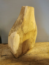 Lade das Bild in den Galerie-Viewer, Massive Holzvase - außergewöhnliche und natürliche Deko (Holzunikat)
