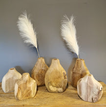 Lade das Bild in den Galerie-Viewer, Massive Holzvase - außergewöhnliche und natürliche Deko (Holzunikat)
