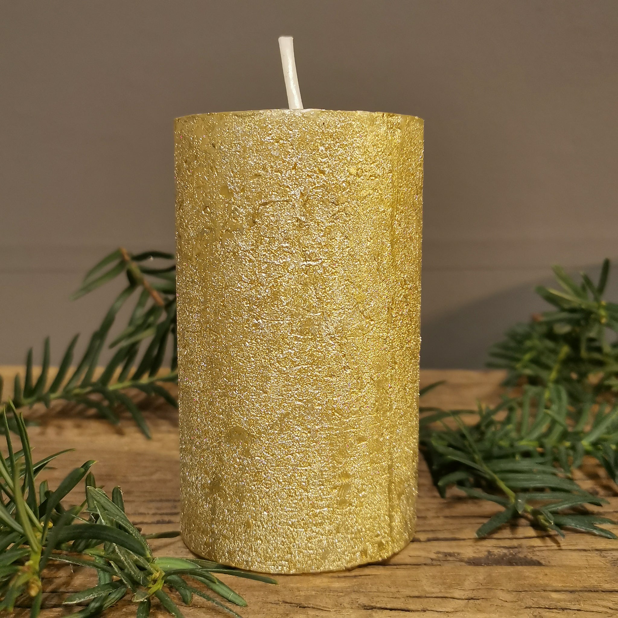 Metallic Kerze in gold oder schwarz – ALRABI Metall & Design