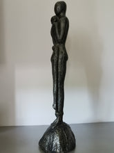 Lade das Bild in den Galerie-Viewer, Edles und modernes Paar - HANDMADE-Statue aus Steinguss mit anthrazit-goldener Patina (frostfest bis -30 Grad)
