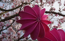 Lade das Bild in den Galerie-Viewer, Barloon Pinker Outdoorlampion von Alrabi im blühenden Krischbaum
