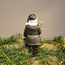 Lade das Bild in den Galerie-Viewer, Weihnachtsmann in schwarz-weiß-silbergold mit netten kleinen Accessoires
