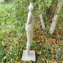Lade das Bild in den Galerie-Viewer, &quot;Arrogante Dame mit Krone&quot; - HANDMADE-Statue aus Steinguß in drei Varianten im Naturton (frostfest -30 Grad)
