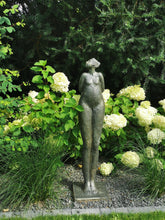 Lade das Bild in den Galerie-Viewer, &quot;Arrogante Dame&quot; - HANDMADE-Statue aus Steinguß mit anthrazit-goldener Patina in drei Varianten (frostfest -30 Grad)
