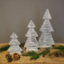 Lade das Bild in den Galerie-Viewer, Stylischer Weihnachtsbaum aus Metall in mattem Silberton in drei Größen
