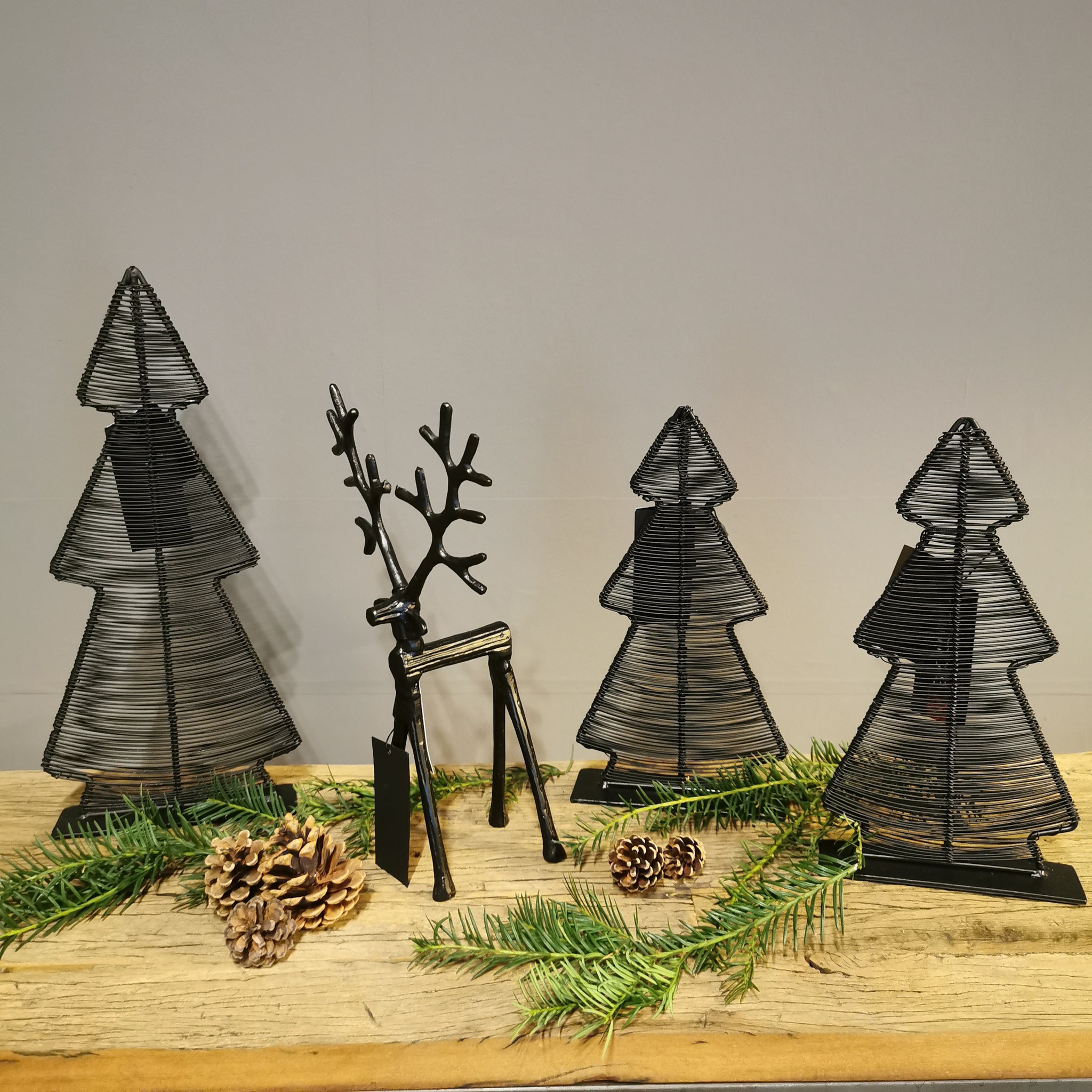 Stylischer Weihnachtsbaum aus Metall in Schwarz in zwei Größen – ALRABI  Metall & Design