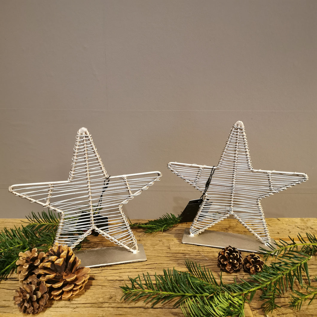 Stylischer Weihnachtsstern aus Metall in mattem Silberton