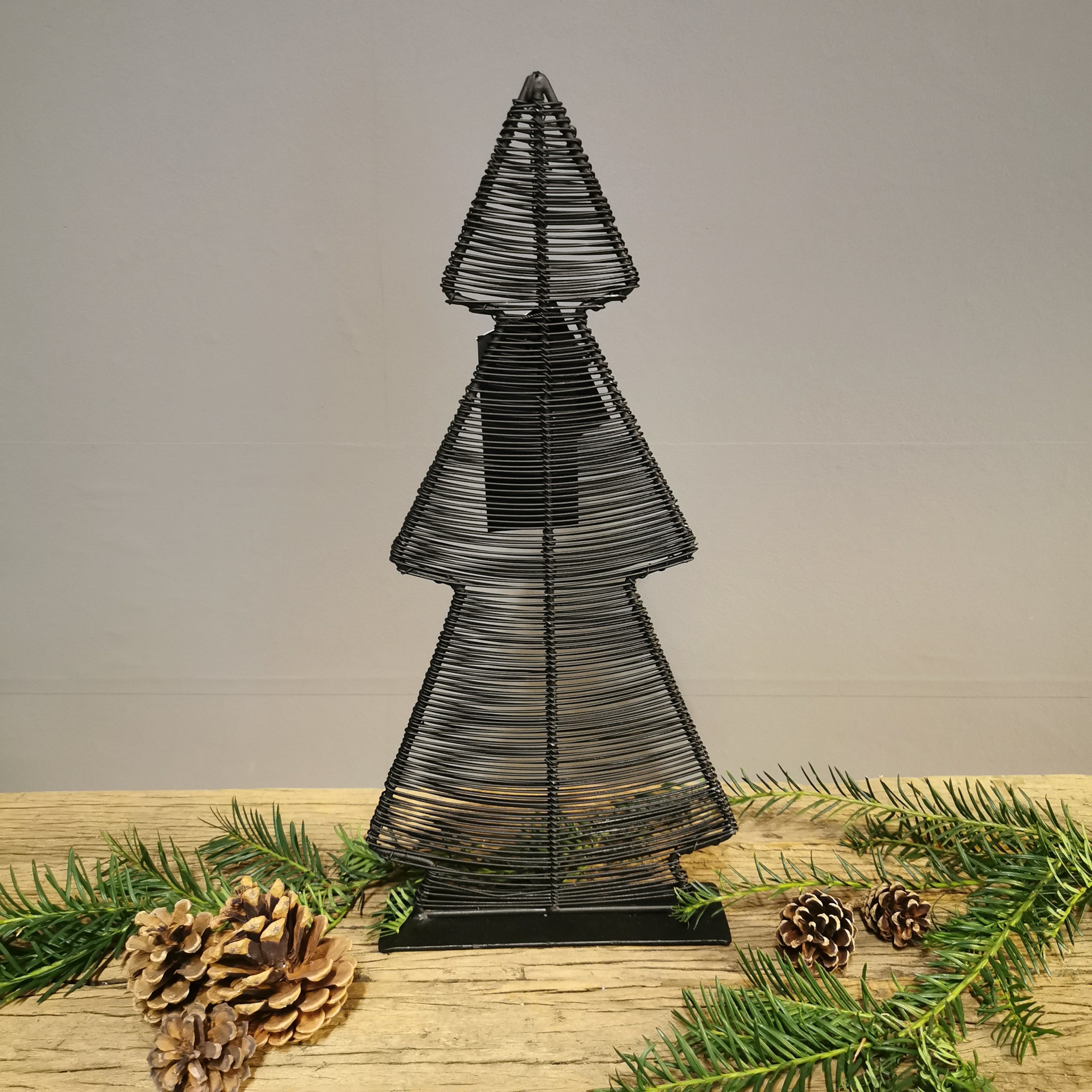 Stylischer Weihnachtsbaum aus Metall in Schwarz in zwei Größen – ALRABI Metall & Design