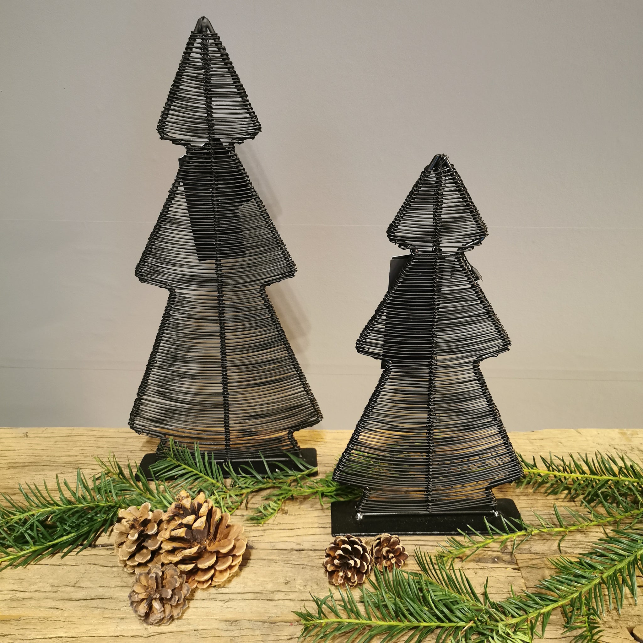 Stylischer Weihnachtsbaum aus Metall in Schwarz in zwei Größen – ALRABI Metall & Design