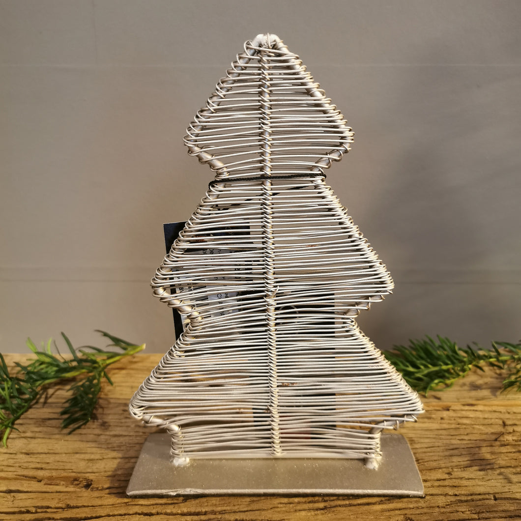 Stylischer Weihnachtsbaum aus Metall in mattem Silberton in drei Größen