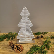 Lade das Bild in den Galerie-Viewer, Stylischer Weihnachtsbaum aus Metall in mattem Silberton in drei Größen
