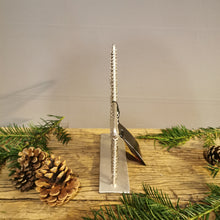Lade das Bild in den Galerie-Viewer, Stylischer Weihnachtsstern aus Metall in mattem Silberton
