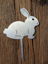 Lade das Bild in den Galerie-Viewer, Putziger Hase zum Stecken in Aluminium naturfarben für drinnen &amp; draußen
