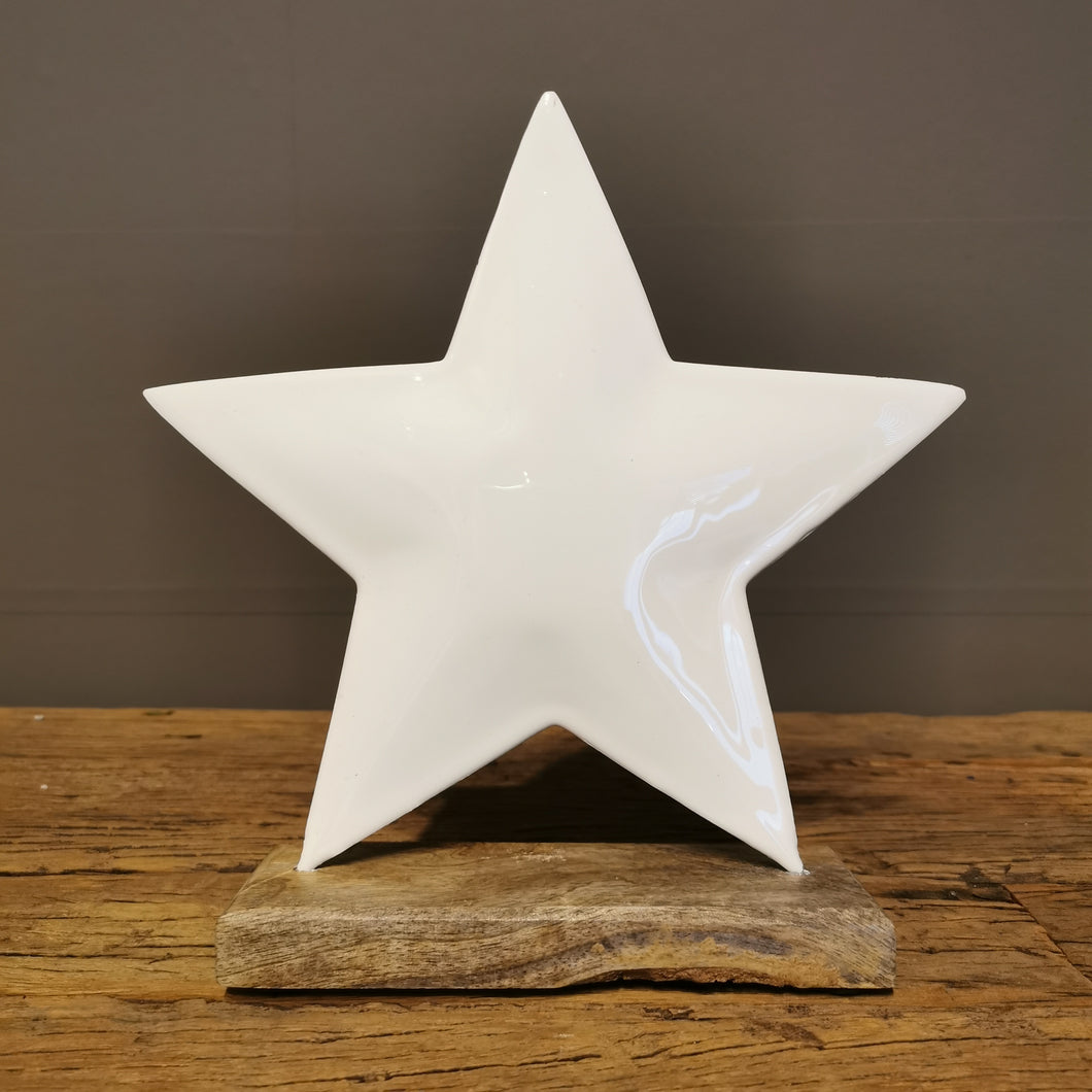 Dezent glänzender Stern aus Metall weißcremefarben in drei Größen auf Holzfuß